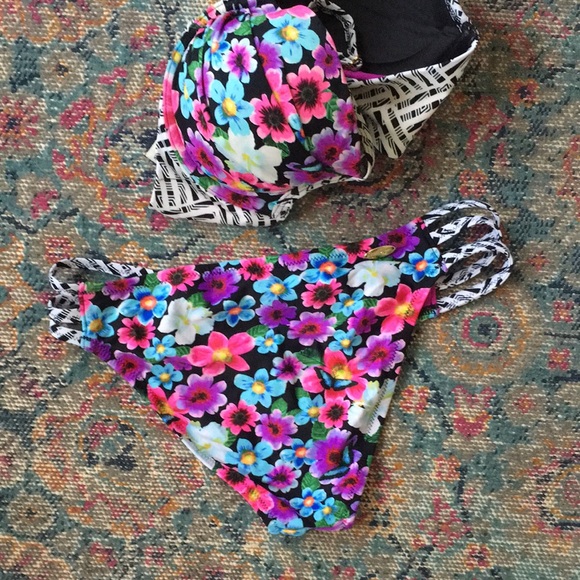Floral Bikini - Picture 13 of 13